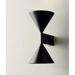 Apollo 24 vägglampa, Darkest hour