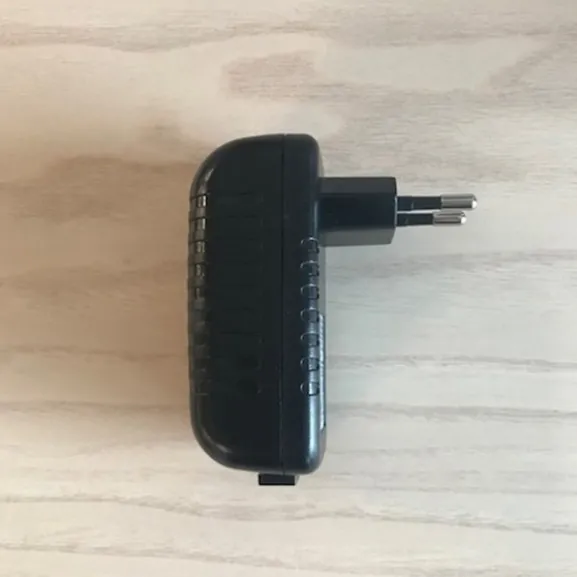 Horisontal plug-in driver LED 230V/12VDC 16W svart