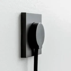 Svart väggkontakt, sidoingång, jordad