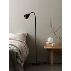 Trotsig golvlampa mattsvart GU10